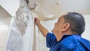 pedreiro especializado em infiltrações