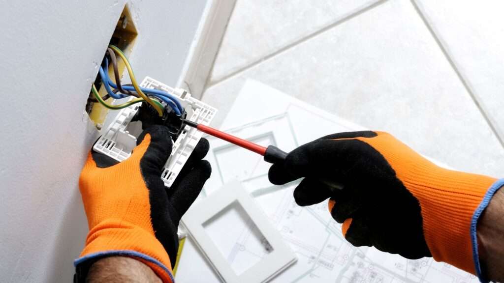 Eletricista em Santo Amaro: Qual Preço da Diária? Manutencao de Sistemas Eletricos 24