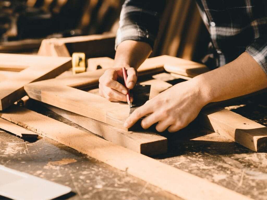 SOS Marcenaria: Marceneiro para Pequenos Reparos Preço SP Por que Contratar um Marceneiro para Pequenos Reparos?