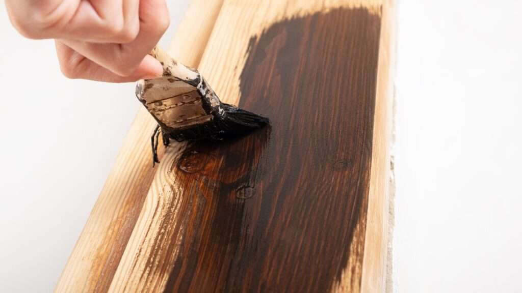 Restaurar móveis de madeira com verniz