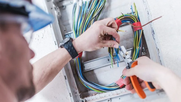 serviços de eletricista para fiação elétrica