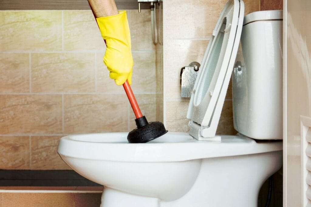 O que é bom para desentupir vaso sanitário entupido