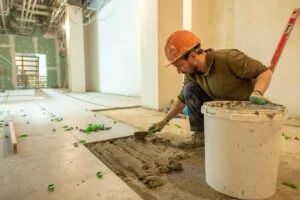 Obra com azulejo
