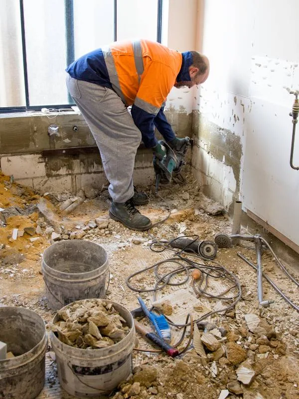 Pedreiro reformando banheiro