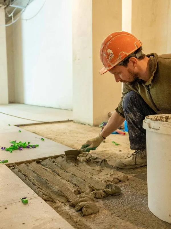 Predreiro assentando piso