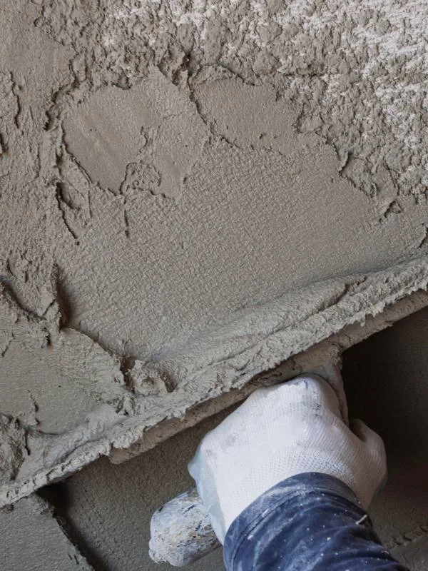 Predreiro rebocando parede